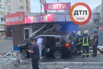 В Киеве авто BMW Х5 протаранил два киоска