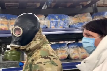 Правительство обязало магазины и банки выдавать маски посетителям