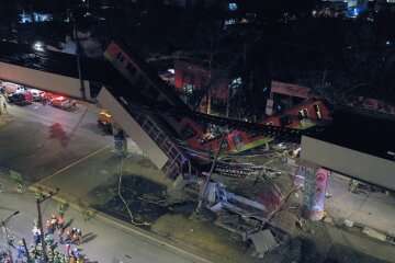 В Мексике вагоны метро рухнули с эстакады, много жертв