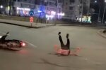 В Киеве пьяный водитель влетел в ограду: видео