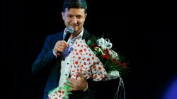 президент украины владимир зеленский держит цветы