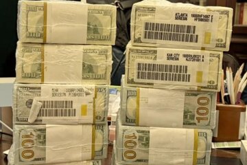 Долларовые пачки Миндича