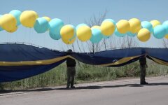 На Донбассе запустили в небо флаг Украины