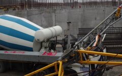 Высотный кран упал на бетономешалку