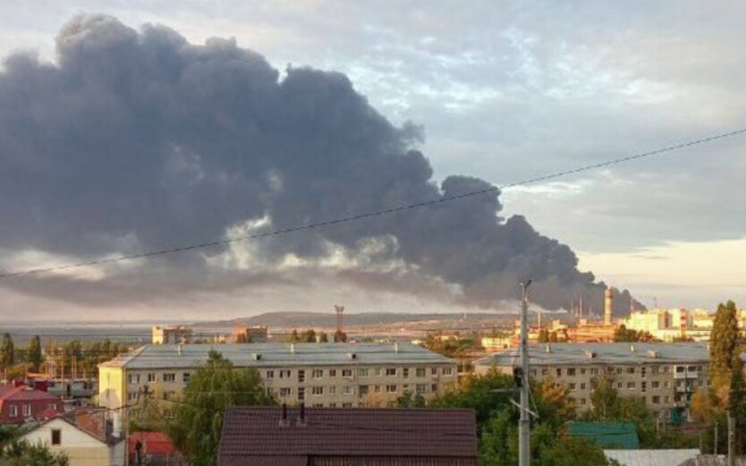 Українські дрони "розбомбили" НПЗ у Саратові: спалахнула масштабна пожежа
