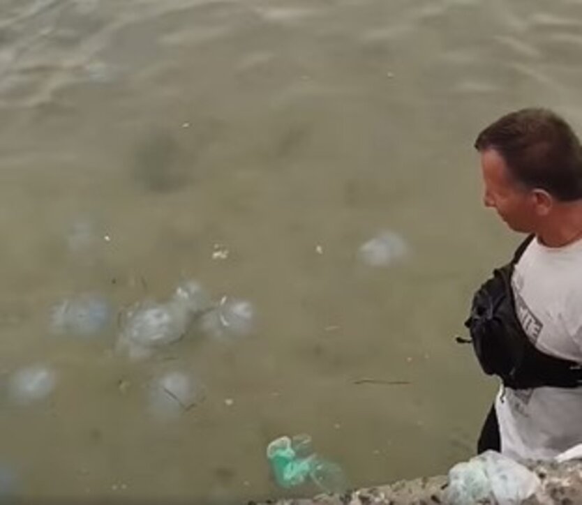 "Уборка" мусора на пляже в Геническе