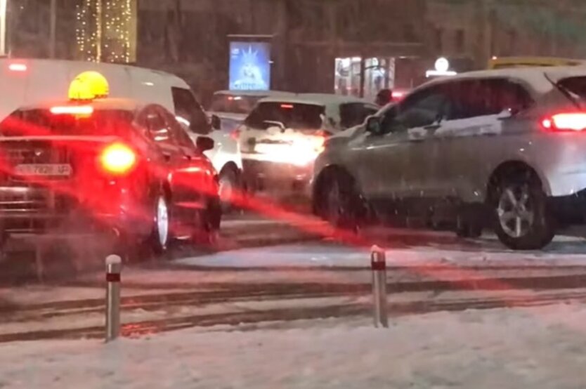 Снегопад в Киеве, цены на такси, очередь в метро