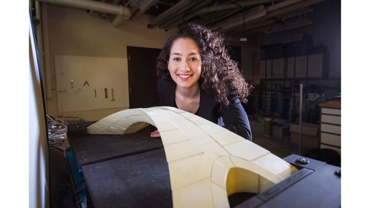 Карли Баст, недавняя аспирантка Массачусетского технологического института, с созданной ей масштабной моделью.