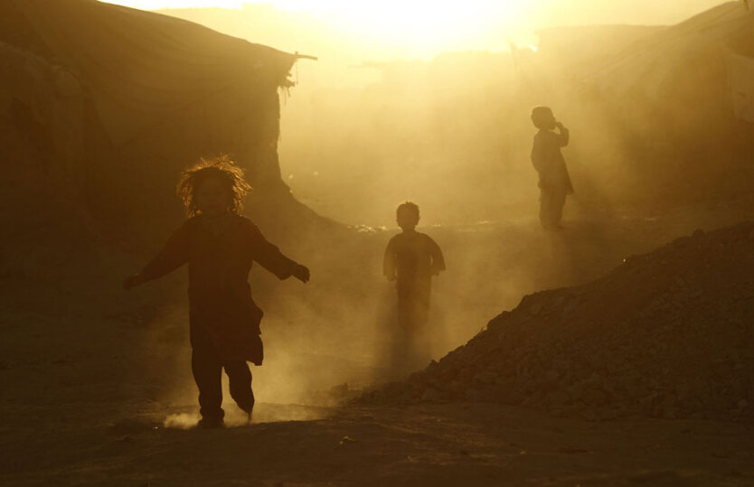 Лагерь беженцев в Кабуле. Дети играют