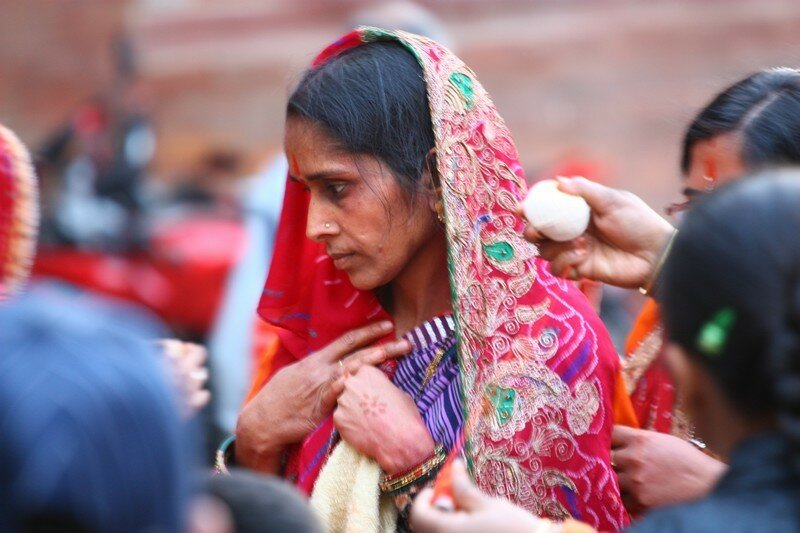 Непал, праздник Холи – вечер. Женщины делают «куклу» из нитей и молятся
