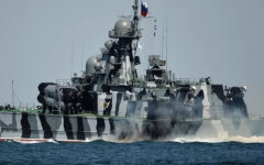 В сеть слили фото подбитого дроном СБУ российского корабля "Самум"