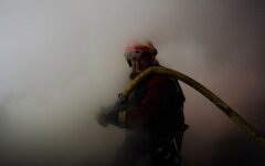 Обстріл України. Рятувальник