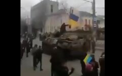 В Херсоне митингующие забрали БТР у оккупантов и проехались с флагом Украины