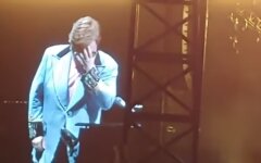 элтон джон потерял голос во время концерта и расплакался на сцене
