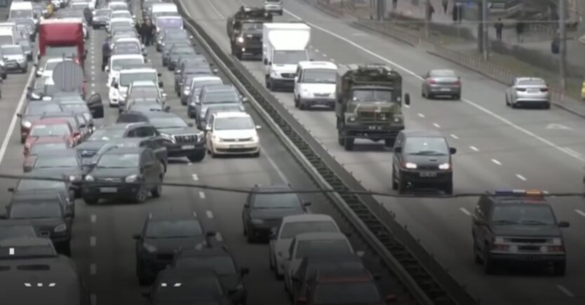 Движение автотранспорта в Киеве, поворозник, экономия топлива, дефицит топлива
