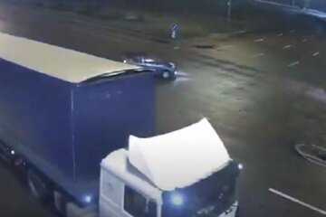 В Киеве пьяный водитель влетел в грузовик