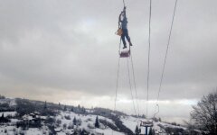 В Карпатах 70 человек "застряли" на подъемнике