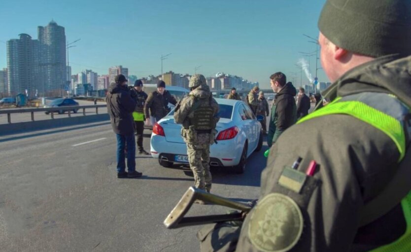 До 6 января: на блокпостах в Киевской области не только ищут диверсантов, но и вручают повестки