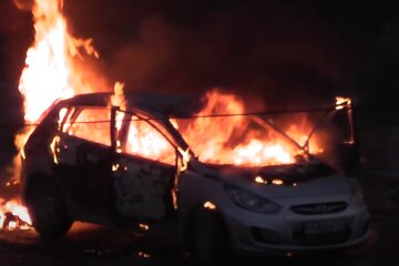 В Киеве загорелось припаркованное авто: видео