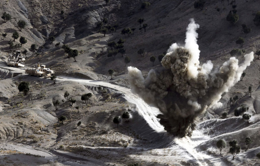 Американские военнослужащие подрывают мину, заложенную талибами на дороге в провинции Пактика возле границы с Пакистаном. 