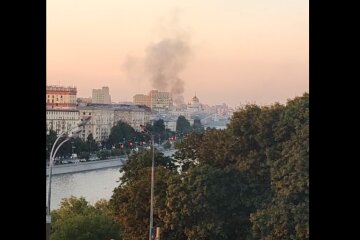 Ярко горит: в Москве столб дыма, появилось видео