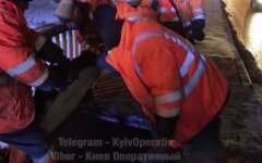 Работа коммунальщиков в Киеве, мост Метро, ремонт плитки