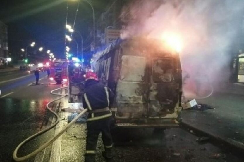 В Киеве сгорел автомобиль,Пожар в Киеве,В Киеве горел автомобиль,ГСЧС