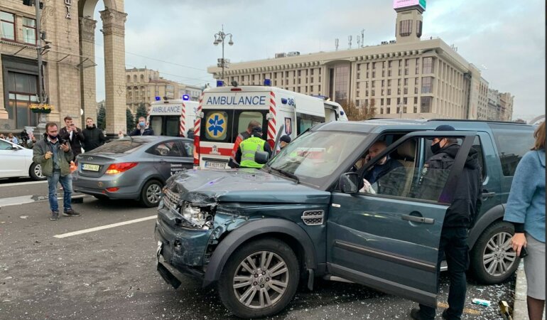 Смертельное ДТП парализовало центр Киева: фото, видео