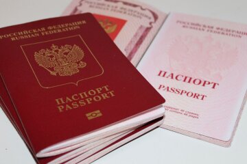 Видача російських паспортів окупантами, фото