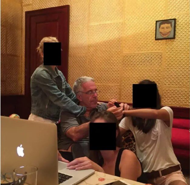 Опубліковані фото у справі Епштейна