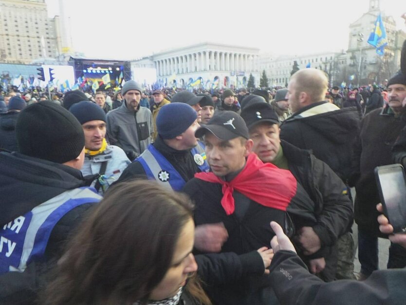 В Порошенко бросили яйцом на Майдане: метателю не поздоровилось