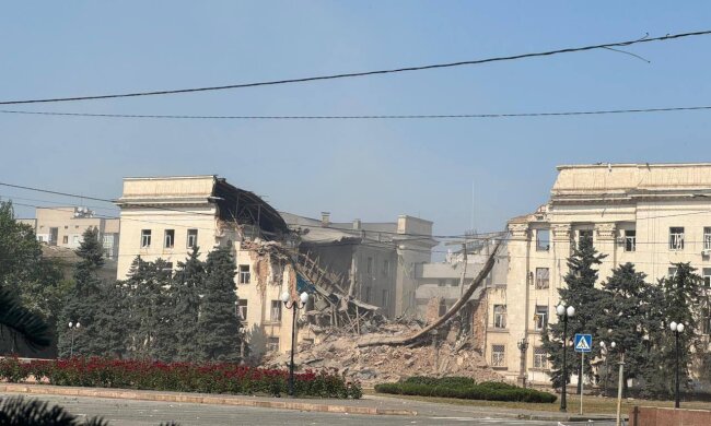 Херсонская ОГА после разрушения КАБами