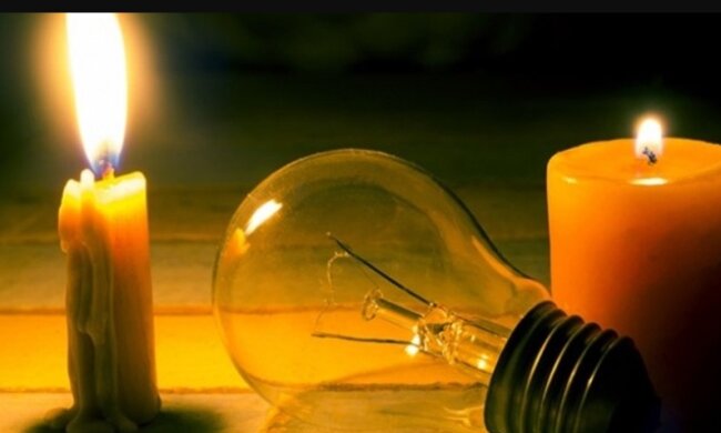 Отключение электроэнергии в Украине, свечи, лампочка