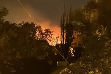 В центре оккупированного Донецка прогремели взрывы, начался масштабный пожар: видео