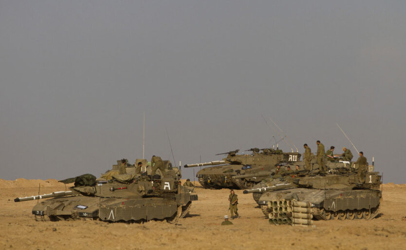 Израильские солдаты с танками на плацдарме с границей с сектором Газа, на юге Израиля,