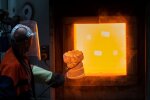 Працівник виробляє компонент турбінного двигуна на підприємстві PBS у Чехї