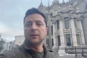 "Оружие мы не сложим": Зеленский призвал не верить фейкам