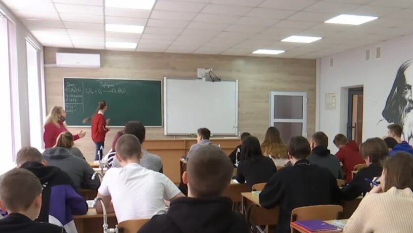 Школьники, ученики, COVID-19, война в украине