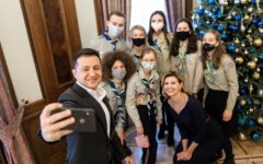 Скандал с Вифлеемским огнем для Зеленского: скауты оказались пионерами