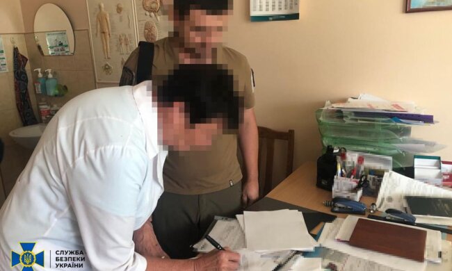На Киевщине СБУ разоблачила главу ВЛК и военкома, заработавших 10 миллионов на уклонистах