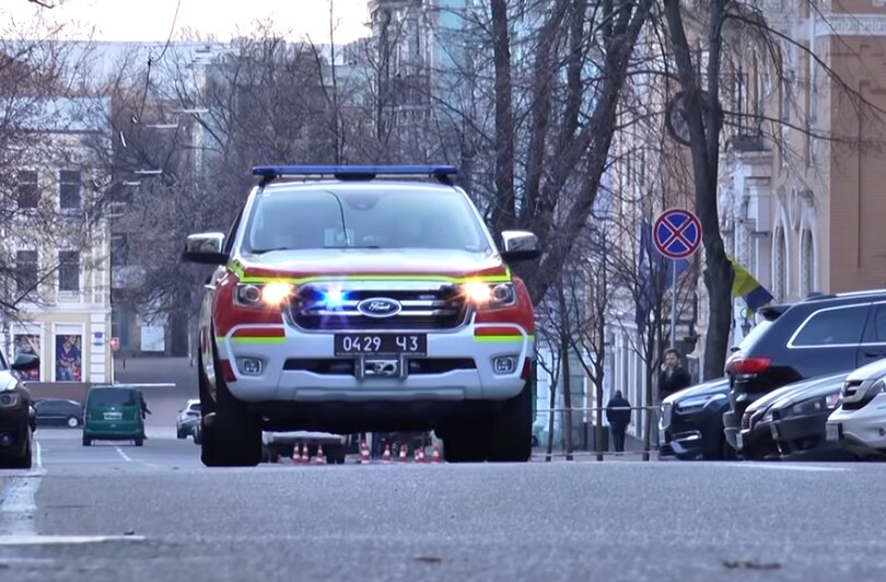 Авто с громкоговорителями на улицах Киева, карантин в киеве, карантин в украине, коронавирус в киеве