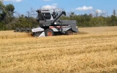 Комбайн в поле, рынок земли в Украине