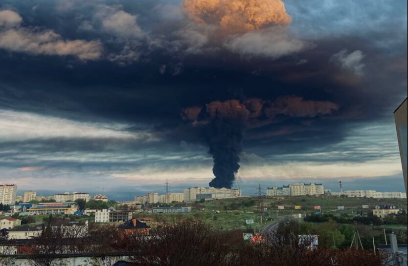 Пожежа на нафтобазі у Севастополі.
