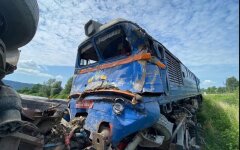 Пассажирский поезд столкнулся с фурой на Закарпатье: есть пострадавшие