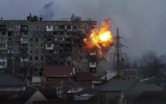Российские танки обстреливают жилые дома в Мариуполе