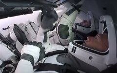 Космический корабль Crew Dragon успешно отстыковался и возвращается на Землю