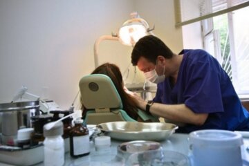 стоматолог