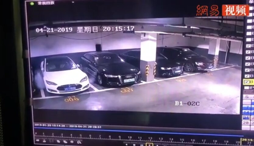 Tesla на парковке