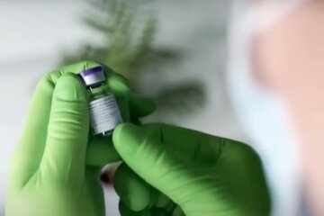 Украина получила 500 тысяч доз вакцины CoronaVac