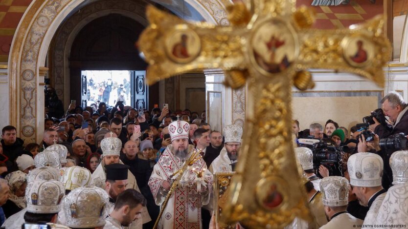 Первая литургия ПЦУ в Лавре / Фото: DW